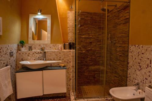 a bathroom with a sink and a shower at Corte Contessine in Valeggio sul Mincio