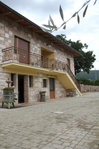 a building with a balcony on the side of it at Le querce di mamre in Passaggio Di Assisi