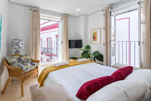 een slaapkamer met een groot bed en een raam bij Bamberg Central Suite by Valcambre in Sevilla