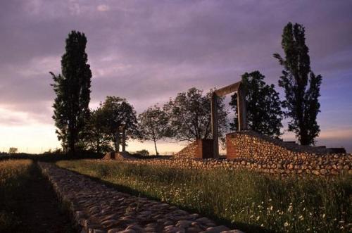 una pared de piedra junto a un campo con árboles en MARSAM locanda, en Bene Vagienna