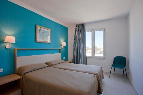 una camera con letto e parete blu di Seth Isla Paraiso ad Arenal d'en Castell