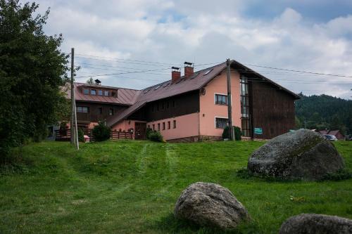 コジェノフにあるHacienda ČERT Kořenovの大きな建物