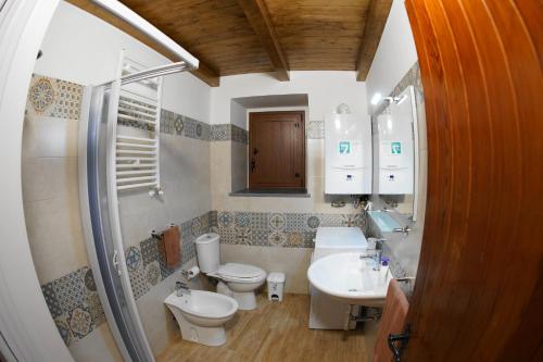 ein Badezimmer mit 2 WCs, einem Waschbecken und einer Dusche in der Unterkunft Etna Paradise locazioni brevi in Ragalna
