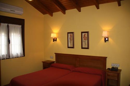 En eller flere senge i et værelse på La Casona De Entralgo