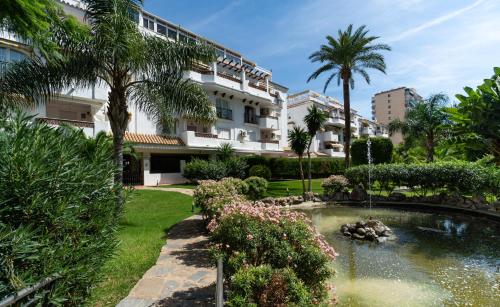 Holidays & Homes I Benalmádena Playa, piscinas ,relax