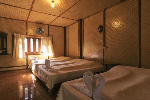 Postel nebo postele na pokoji v ubytování Phuruarounmai Organic Living Resort