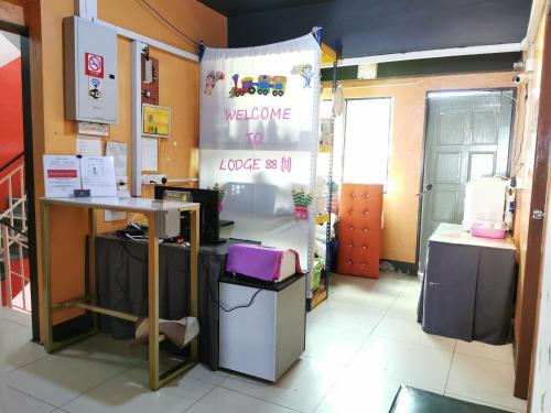 un magasin avec un panneau de bienvenue dans une pièce dans l'établissement Lodge88 ( l l ), à Ranau