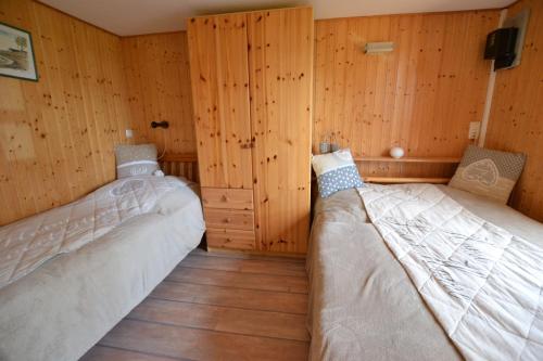 En eller flere senge i et værelse på Bungalow Ostsseebad Ahrenshoop