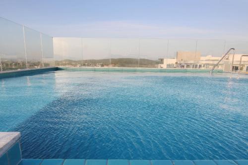 einem Pool mit Wasserrutsche in der Unterkunft Samba Cabo Frio in Cabo Frio