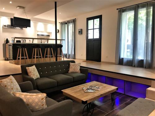 un salon avec un canapé et une table dans l'établissement La Maison Cachée, à Carcassonne