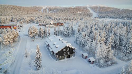an aerial view of a cabin in the snow at Levi Black Apartments in Levi
