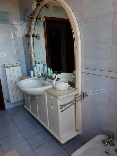 a bathroom with a sink and a mirror at casa vacanze Rita in Gubbio
