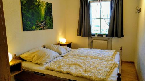 1 cama en un dormitorio con una pintura en la pared en Residenz Schauinsland, ganzes Appartement, Sauna, en Todtnau