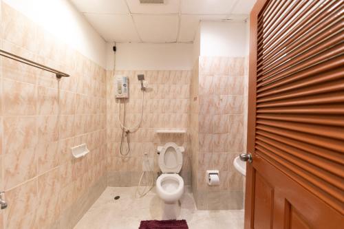 uma casa de banho com um WC e um chuveiro em Chiang Mai Mansion em Chiang Mai