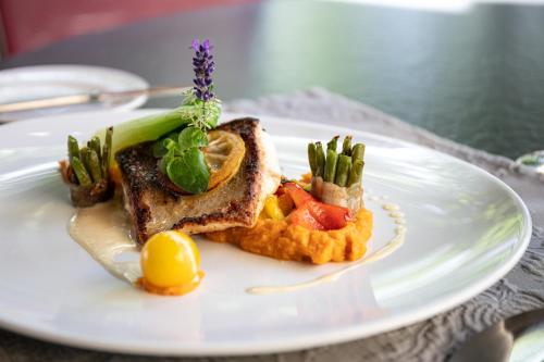 Makanan di atau berdekatan hotel