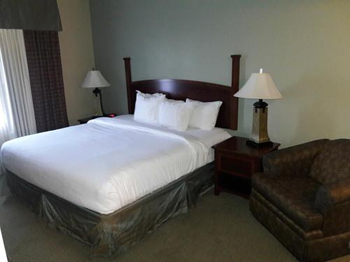 Voodi või voodid majutusasutuse WeStay Suites - Covington/Mandeville toas