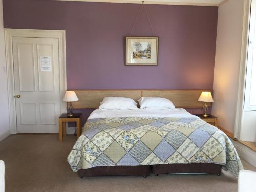 Säng eller sängar i ett rum på Windsor Lodge B&B