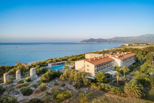 Luftblick auf ein Resort und das Meer in der Unterkunft Doryssa Seaside Resort in Pythagoreio