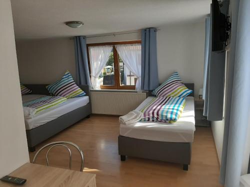 Llit o llits en una habitació de Gästehaus Pension Waldhorn