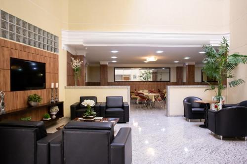 TV a/nebo společenská místnost v ubytování Barbur Center Hotel