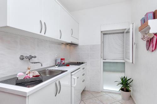 Kuhinja oz. manjša kuhinja v nastanitvi Apartments Riva Tucepi