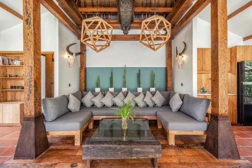 a living room with a couch and a table at Kuno Villas in Gili Trawangan