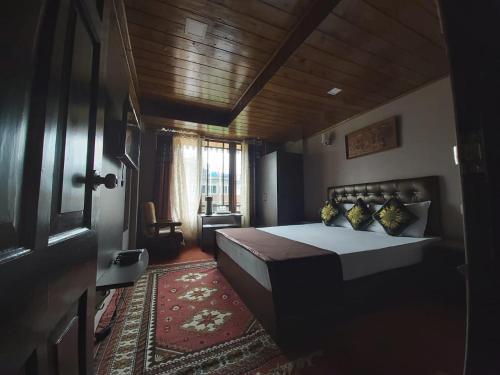 A bed or beds in a room at Marigold Manor Homestay