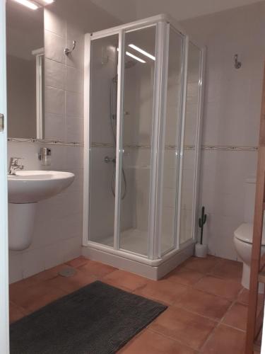 een badkamer met een douche en een wastafel bij Casa Mi Sol in Puerto Calero