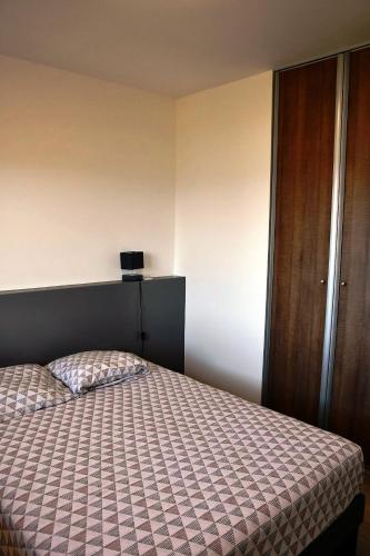 - une chambre avec un lit et une porte en bois dans l'établissement Cosy vue mer, à Olmeto