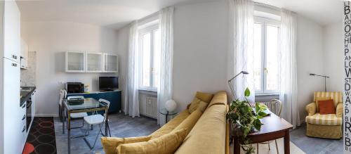 ein Wohnzimmer mit einem Sofa und einem Tisch in der Unterkunft Blue sky in Mailand