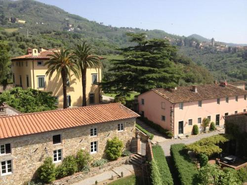 - une vue aérienne sur un village avec des maisons et des arbres dans l'établissement Fattoria di Fubbiano, à Collodi