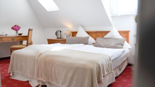 1 dormitorio con 2 camas con sábanas blancas en dS Hotel Bad Bentheim, en Bad Bentheim