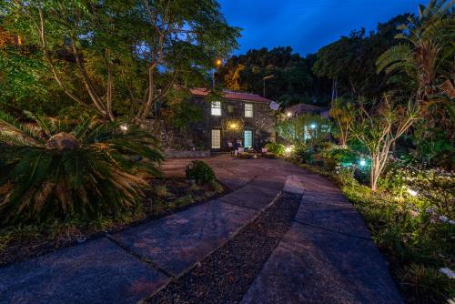 Taman di luar Casa de Basalto