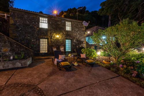 Taman di luar Casa de Basalto