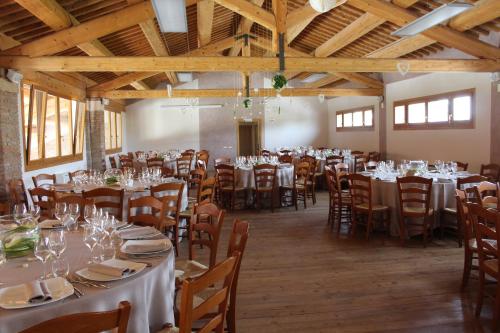 una grande stanza con tavoli e sedie di Agriturismo Al Casale a Lonigo