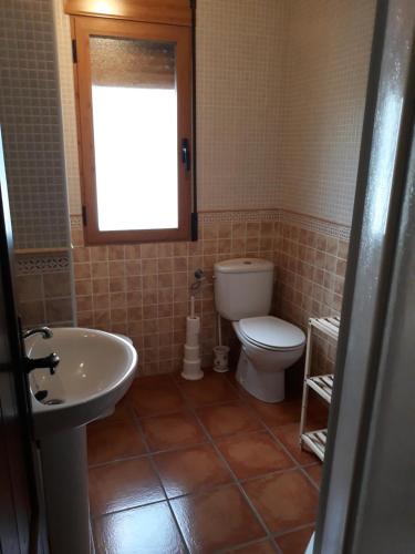 ein Bad mit einem WC und einem Waschbecken in der Unterkunft Alojamiento rural Esparteria in Cazorla
