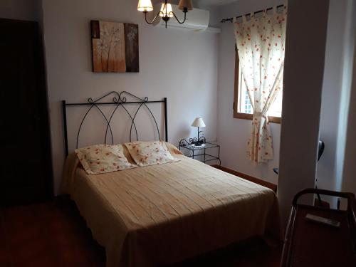 Schlafzimmer mit einem Bett und einem Fenster in der Unterkunft Alojamiento rural Esparteria in Cazorla