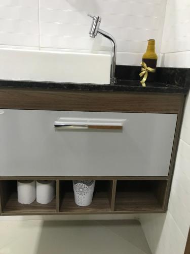 ブジオスにあるCasa Ampla e Aconchegante Búziosの洗面台、カップ、シンク