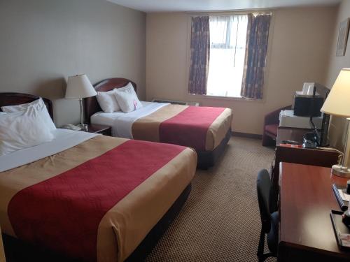 Un pat sau paturi într-o cameră la Econo Lodge City Centre