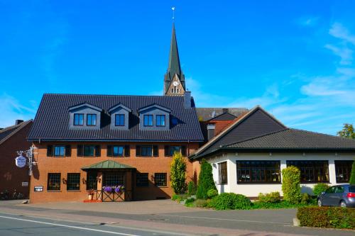 un gran edificio de ladrillo con campanario de iglesia en Hotel van Lendt - Ihr Frühstückshotel garni en Dülmen