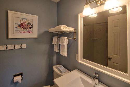 uma casa de banho com um lavatório e um espelho em Matanzas Inn em Fort Myers Beach