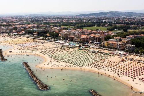 una vista aerea di una spiaggia con una folla di persone di Appartamento Fabbri a Rivabella di Rimini a Rimini