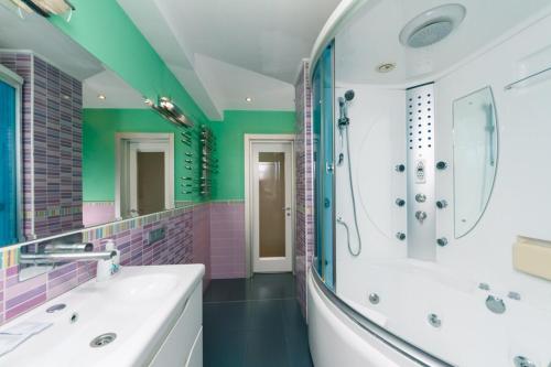 Kylpyhuone majoituspaikassa Alex Apartments on Lva Tolstogo