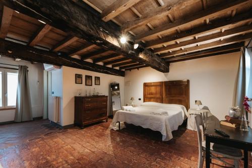una camera con letto e scrivania di AGRITURISMO LE ZORLESCHE a Camisano