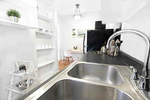 Kuchyň nebo kuchyňský kout v ubytování Trendy Flat, Lower-Greenville Ave Area