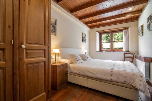 巴奎伊拉－貝萊特的住宿－GERBER de Alma de Nieve，一间卧室设有一张床和木制天花板