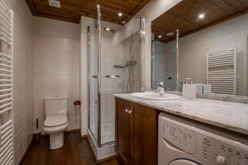 a bathroom with a toilet and a sink and a shower at GERBER de Alma de Nieve in Baqueira-Beret