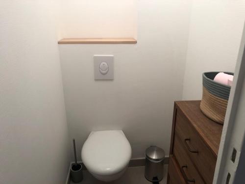 une salle de bain avec des toilettes blanches dans une chambre dans l'établissement Charme en centre ville, tout équipé, local vélos, à Angers