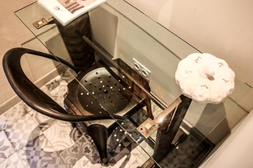 a glass display case with a toilet in a room at Le Mas Des Brunes in Saint-Laurent-dʼAigouze