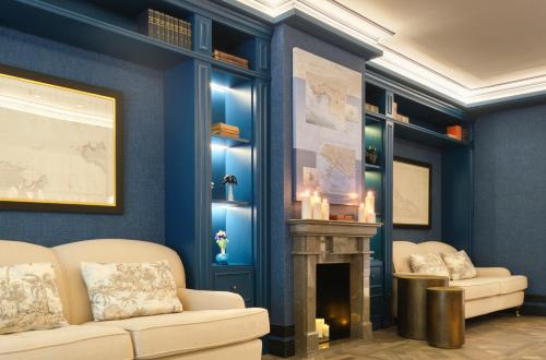 a living room with a fireplace and blue walls at Hotel Antigua Palma - Casa Noble in Palma de Mallorca